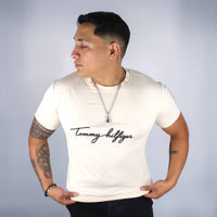 PLAYERA TOMMY HILFIGER - Arena claro con estampado negro