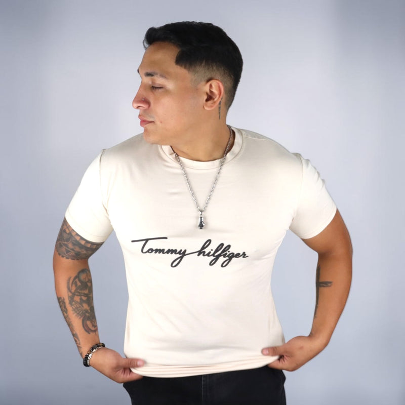 PLAYERA TOMMY HILFIGER - Arena claro con estampado negro
