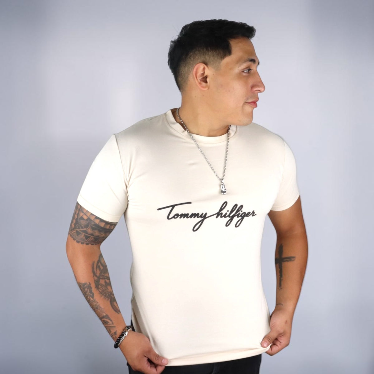 PLAYERA TOMMY HILFIGER - Arena claro con estampado negro