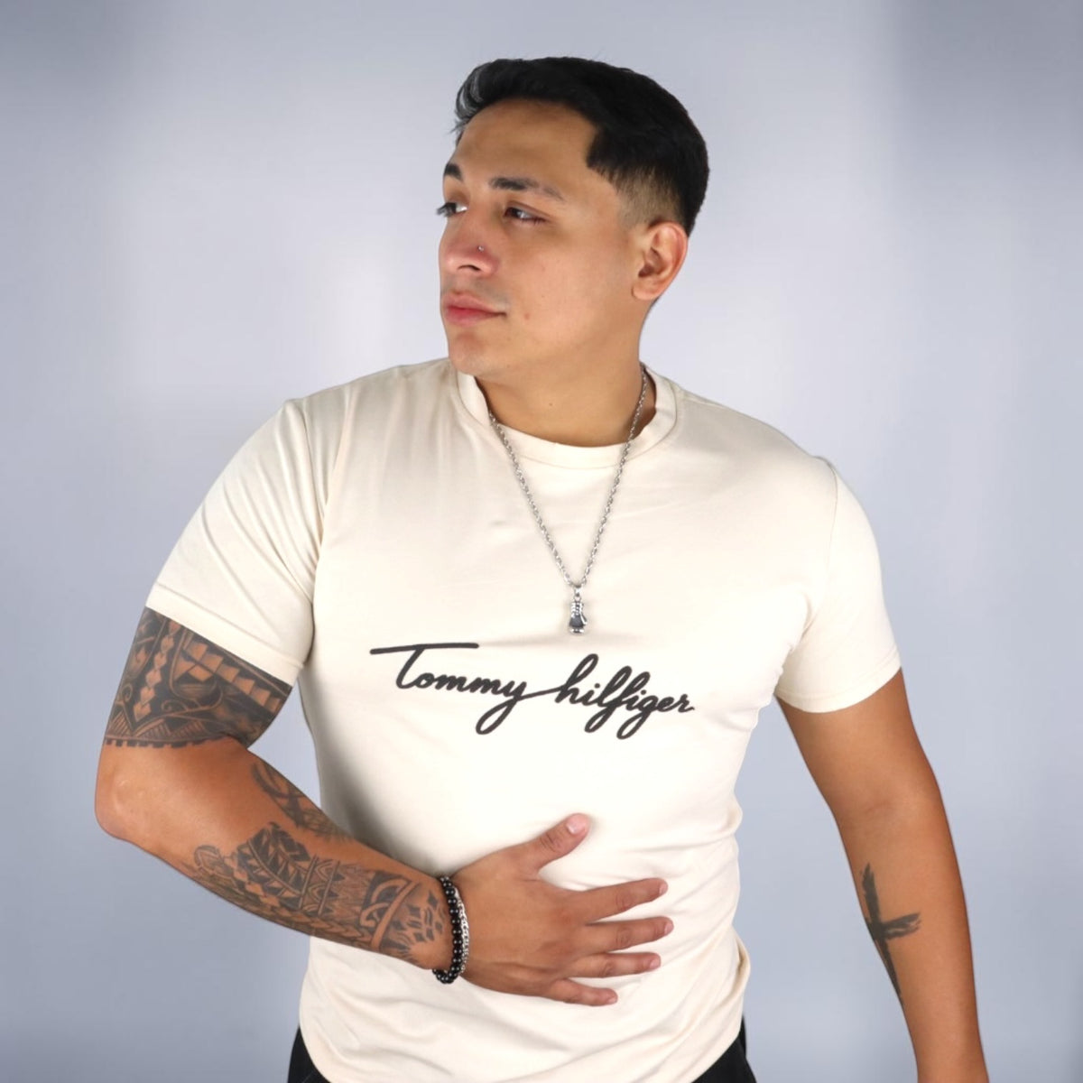 PLAYERA TOMMY HILFIGER - Arena claro con estampado negro