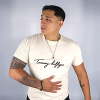 PLAYERA TOMMY HILFIGER - Arena claro con estampado negro