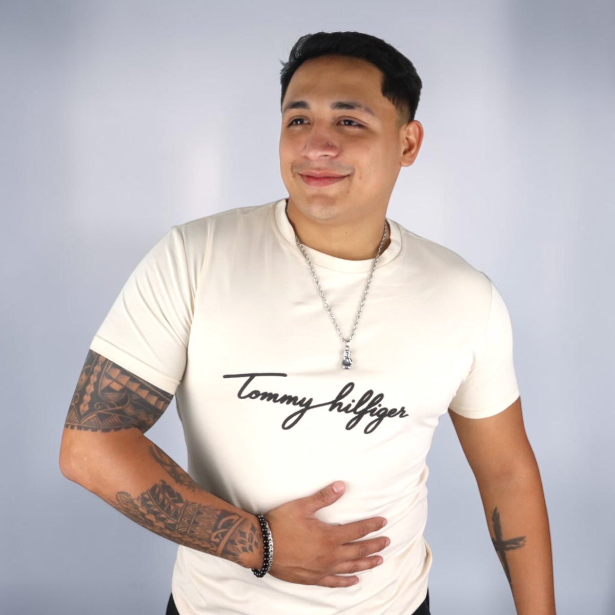 PLAYERA TOMMY HILFIGER - Arena claro con estampado negro