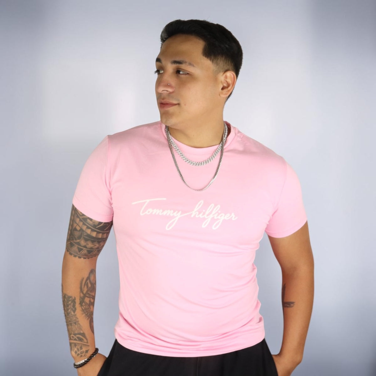 PLAYERA TOMMY HILFIGER - Rosa pastel con estampado blanco