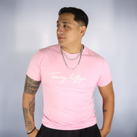PLAYERA TOMMY HILFIGER - Rosa pastel con estampado blanco