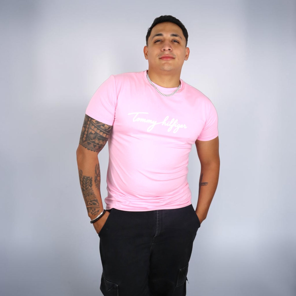 PLAYERA TOMMY HILFIGER - Rosa pastel con estampado blanco