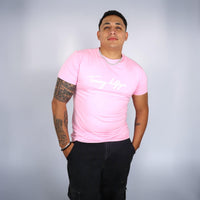 PLAYERA TOMMY HILFIGER - Rosa pastel con estampado blanco