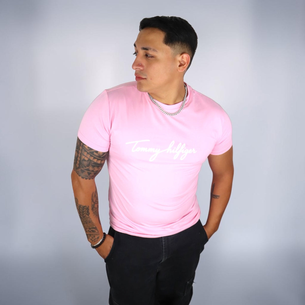 PLAYERA TOMMY HILFIGER - Rosa pastel con estampado blanco