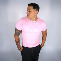 PLAYERA TOMMY HILFIGER - Rosa pastel con estampado blanco