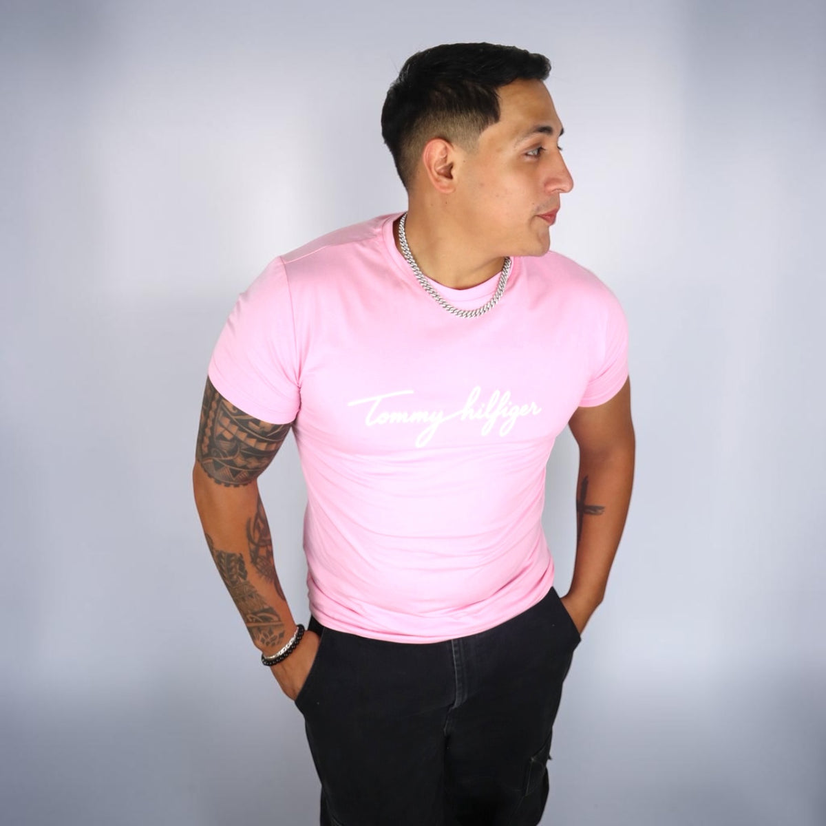 PLAYERA TOMMY HILFIGER - Rosa pastel con estampado blanco