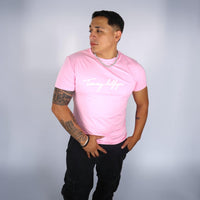 PLAYERA TOMMY HILFIGER - Rosa pastel con estampado blanco