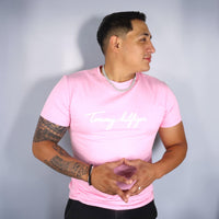 PLAYERA TOMMY HILFIGER - Rosa pastel con estampado blanco