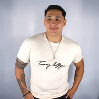 PLAYERA TOMMY HILFIGER - Arena claro con estampado negro